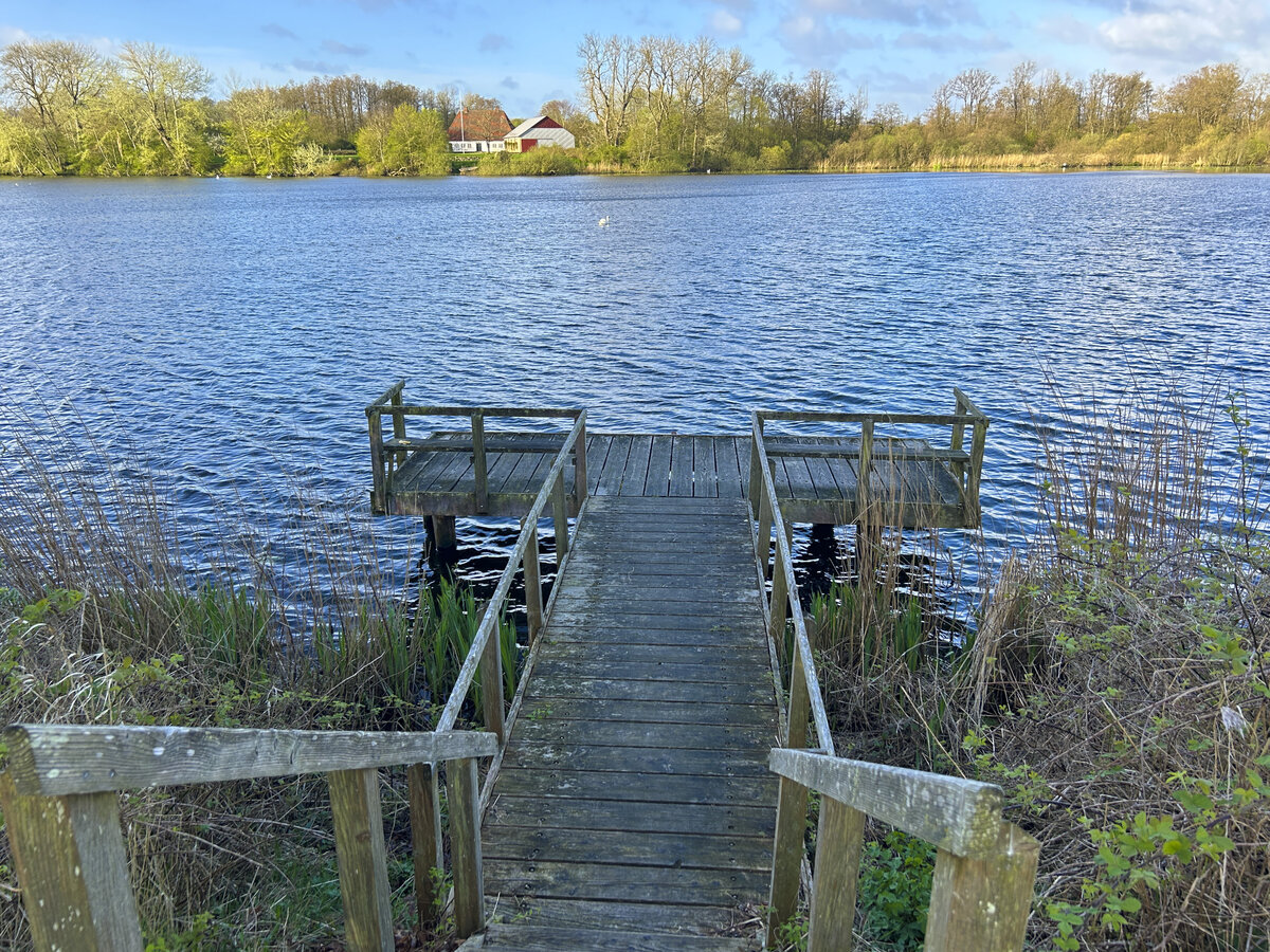 Blick auf dem Mølledam (mühlenteich) am Schloss Sandbjerg in Nordschleswig. Aufnahme: 14. April 2024.