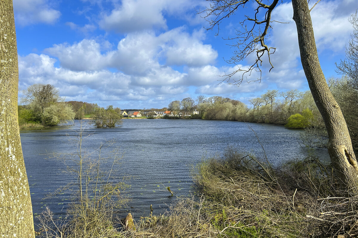 Blick auf dem Mølledam (mühlenteich) am Schloss Sandbjerg in Nordschleswig. Aufnahme: 14. April 2024.