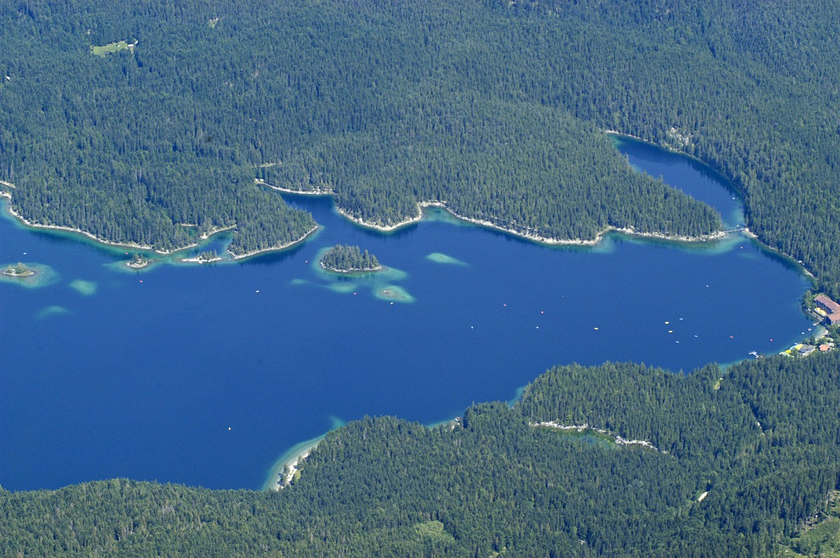 Blick auf Eibsee von Zugspitze. Aufnahme: August 2008.