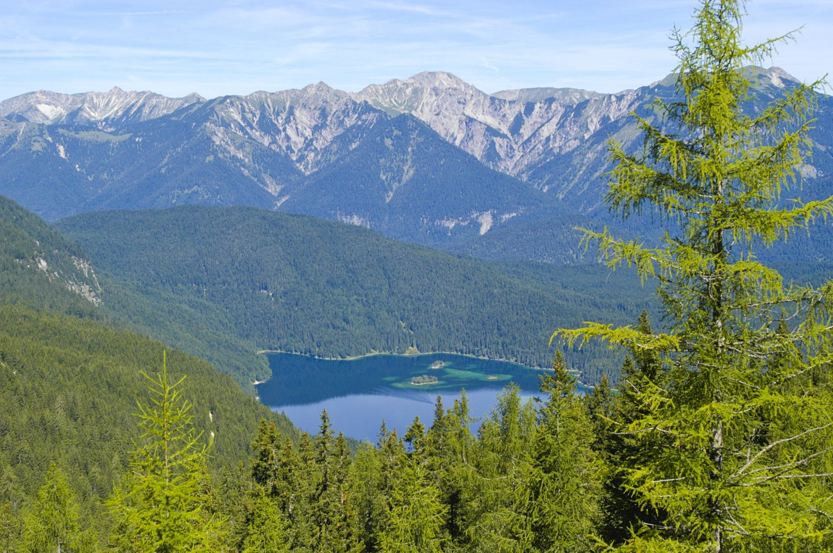 Blick auf Eibsee vom Zugspitzer Schwebebahn. Aufnahme: August 2008.