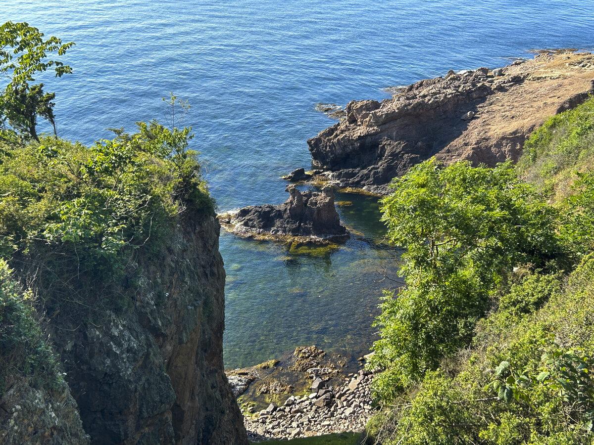 Blick auf die Felsemküste vor der Burgruine Hammershus auf der dänischen Insel Bornholm. Aufnahme: 16. Juni 2023.