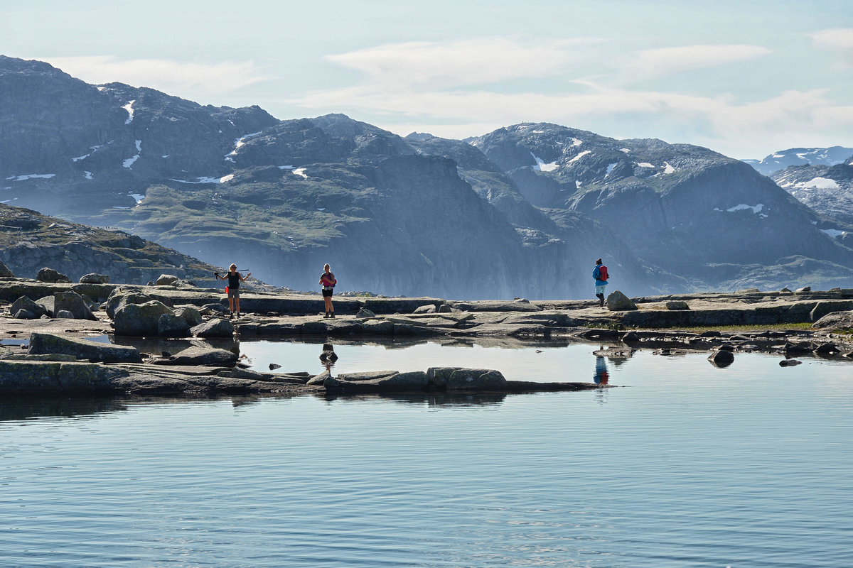 Blick auf das Gebirge am Einsetzen und Engrobsknuten vom Trolltunga-Wanderwegen in Norwegen. Aufnahme: 8. Juli 2018.
