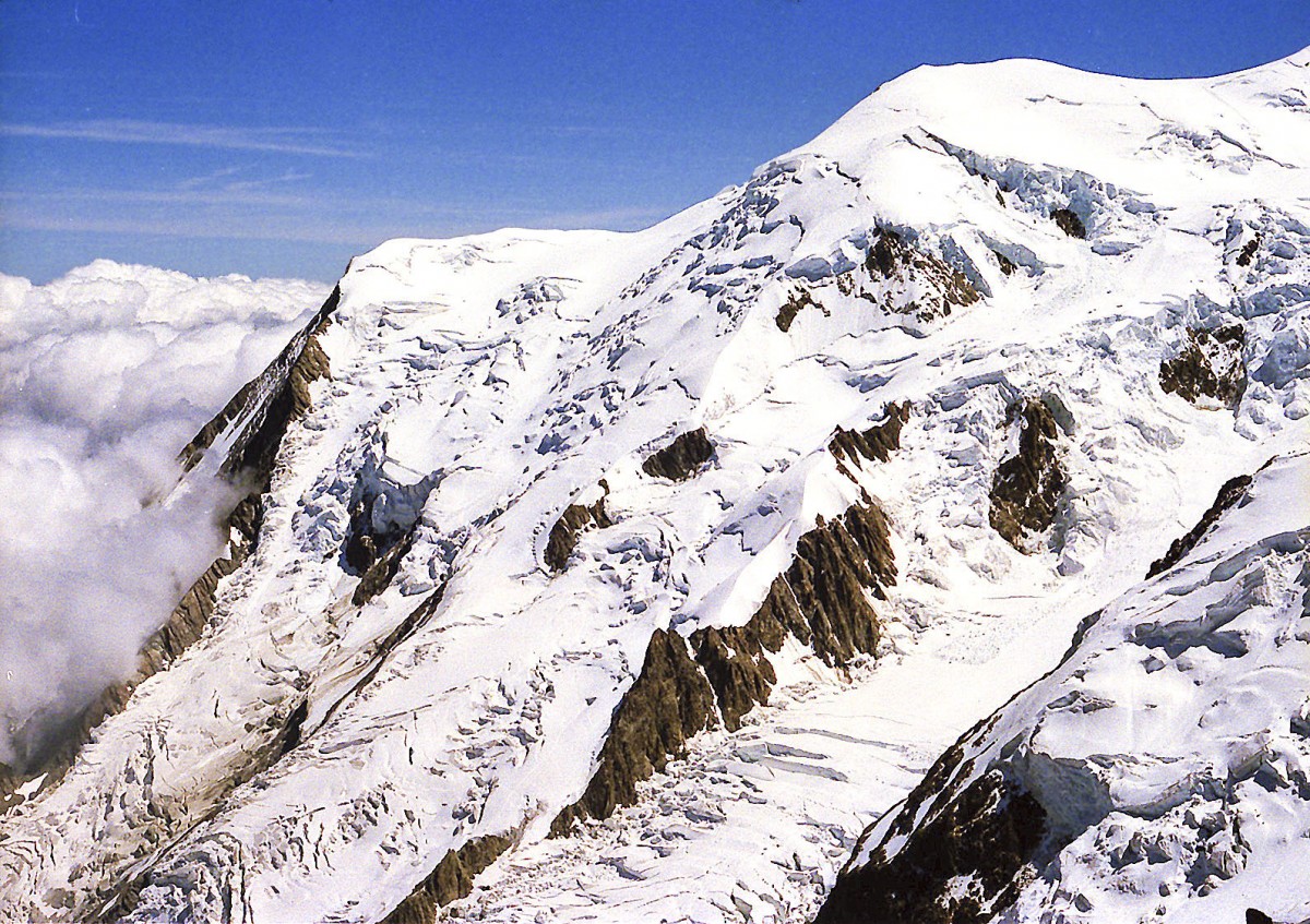 Blick auf Gros Rognon von Aiguille du Midi in den französichen Alpen. Aufnahme: Juli 1986 (digitalisiertes Negativfoto).