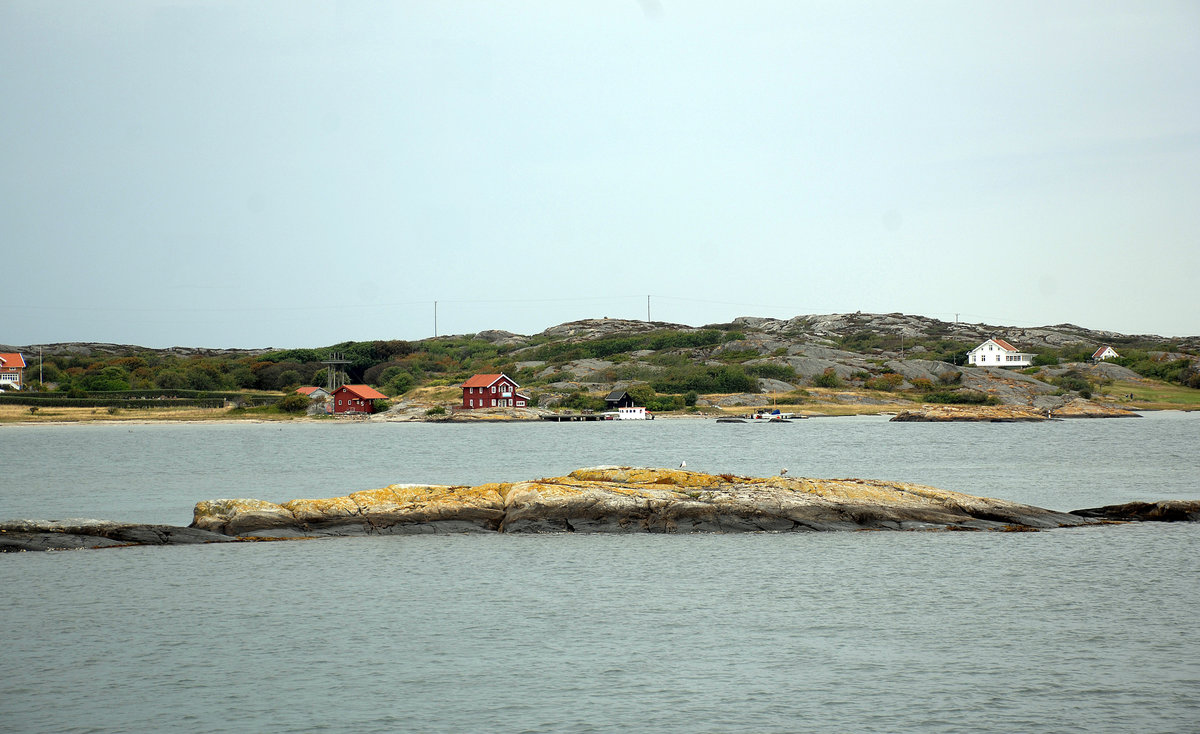 Blick auf Härm von der Fähre zwischen Tuvesvik und Käringön an der westschwedischen Schärenküste.
Aufnahme: 3. August 2017.