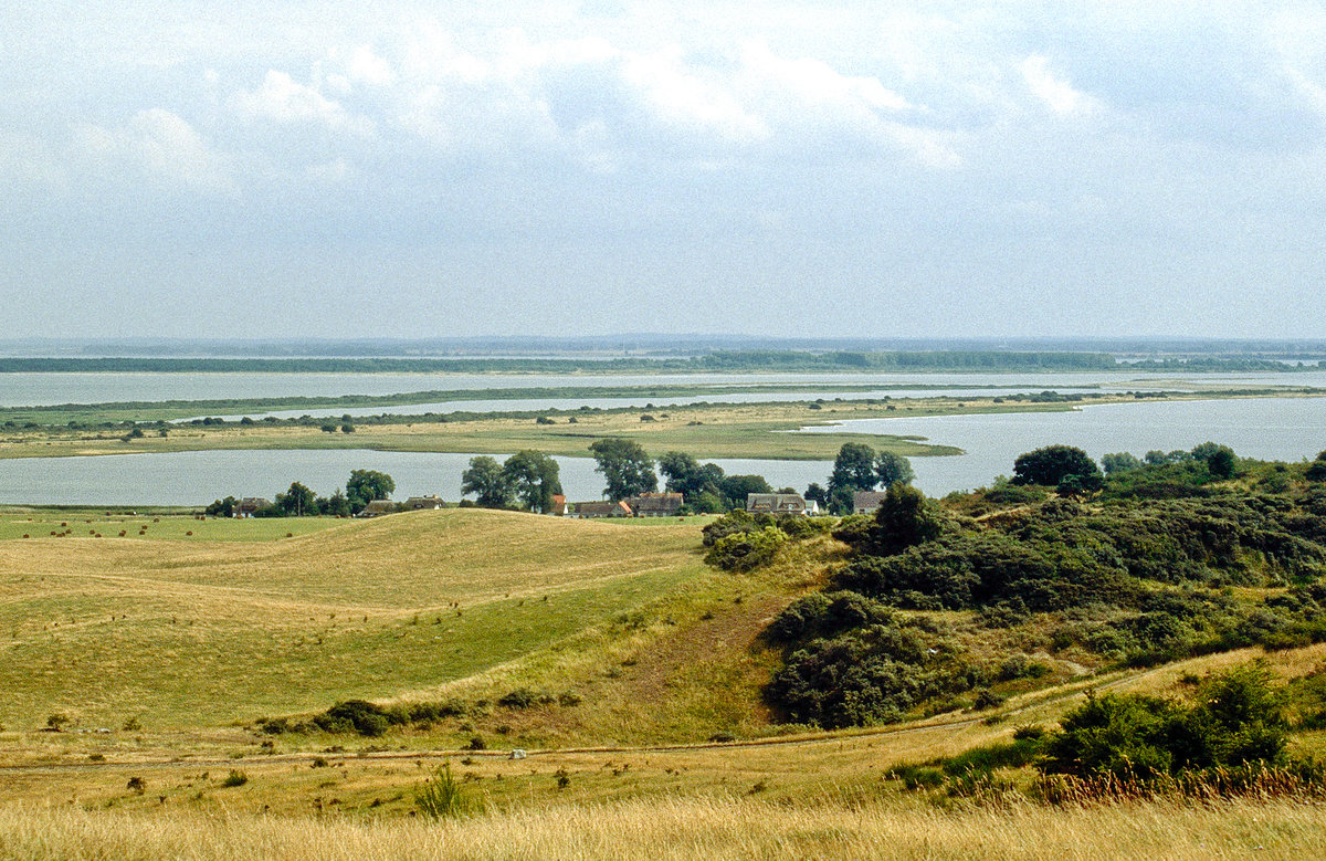 Blick auf Hiddensee in östlicher Richtung. Bild vom Dia. Aufnahme August 2001.