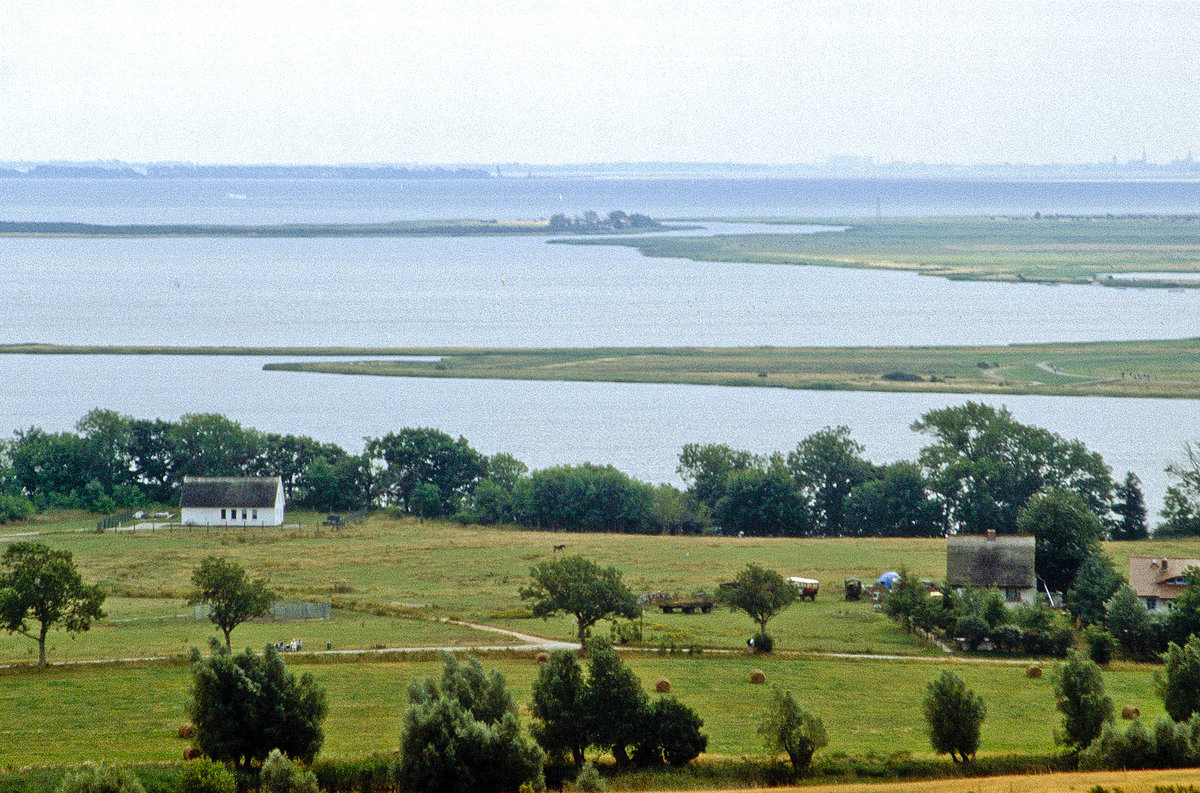 Blick auf Hiddensee in Richtung Rügen. Bild vom Dia. Aufnahme: August 2001.