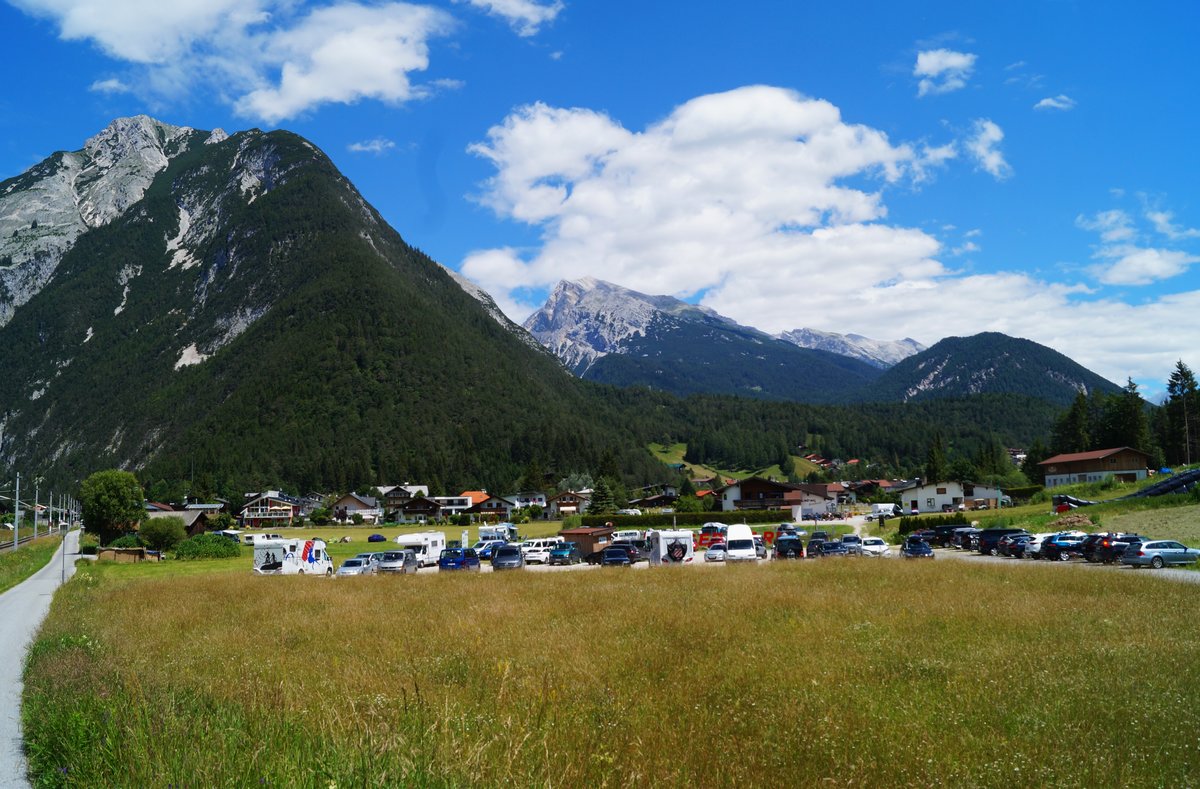 Blick auf die imposante Bergwelt bei Scharnitz am 5. Juli 2020. Ganz links sind die Brunnenspitze sowie die Rotwandlspitze zu sehen, die beide knapp 2200 m über dem Meeresspiegel liegen. Daran anschließend weitere Gipfel der Nördlichen Karwendelkette.