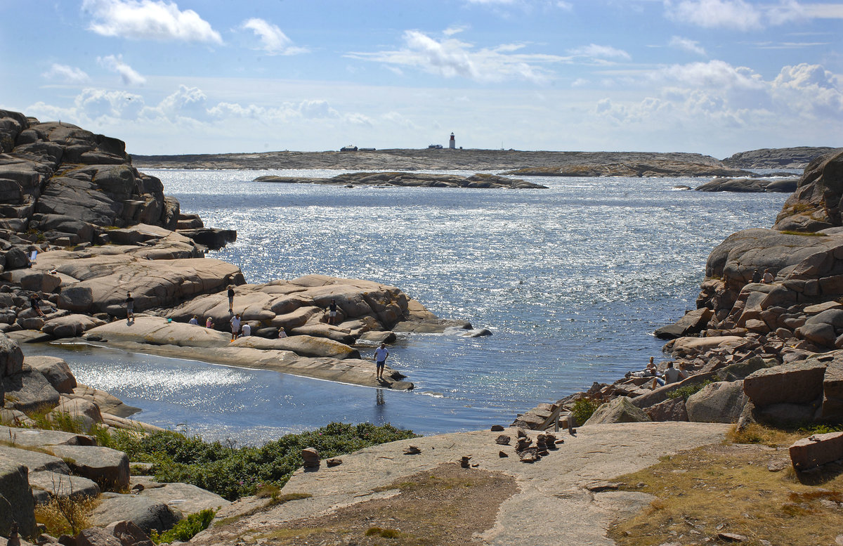 Blick auf die Insel Hållö von Kleven. Der Bohusläner Schärengarten besteht aus einer Vielzahl von Schären genannten kleinen Inseln, die der Küste vorgelagert sind. 
Aufnahme: 2. August 2017.