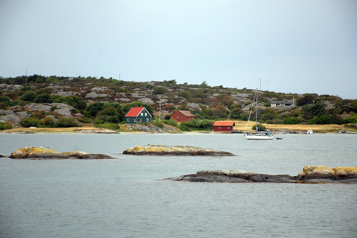 Blick auf die Insel Härmanö von der Fähre zwischen Tuvesvik und Käringön. Hermann ist eine Insel der Bohusläner Scherenküste im westlichen Schweden.
Aufnahme: 3. August 2017.
