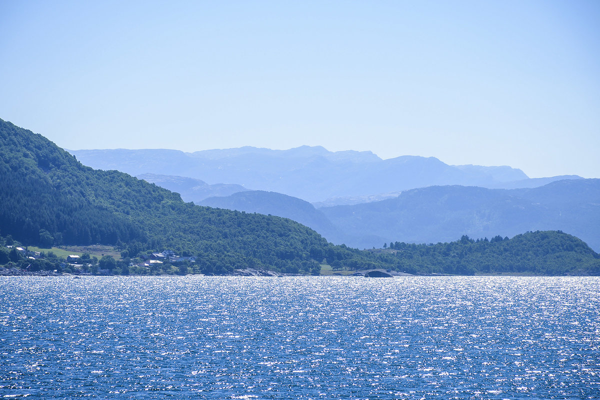 Blick auf die Inseln Idee und Idsal von der Fähre Tau-Stavanger (Roland, Norwegen). Aufnahme: 3. Juli 2018.