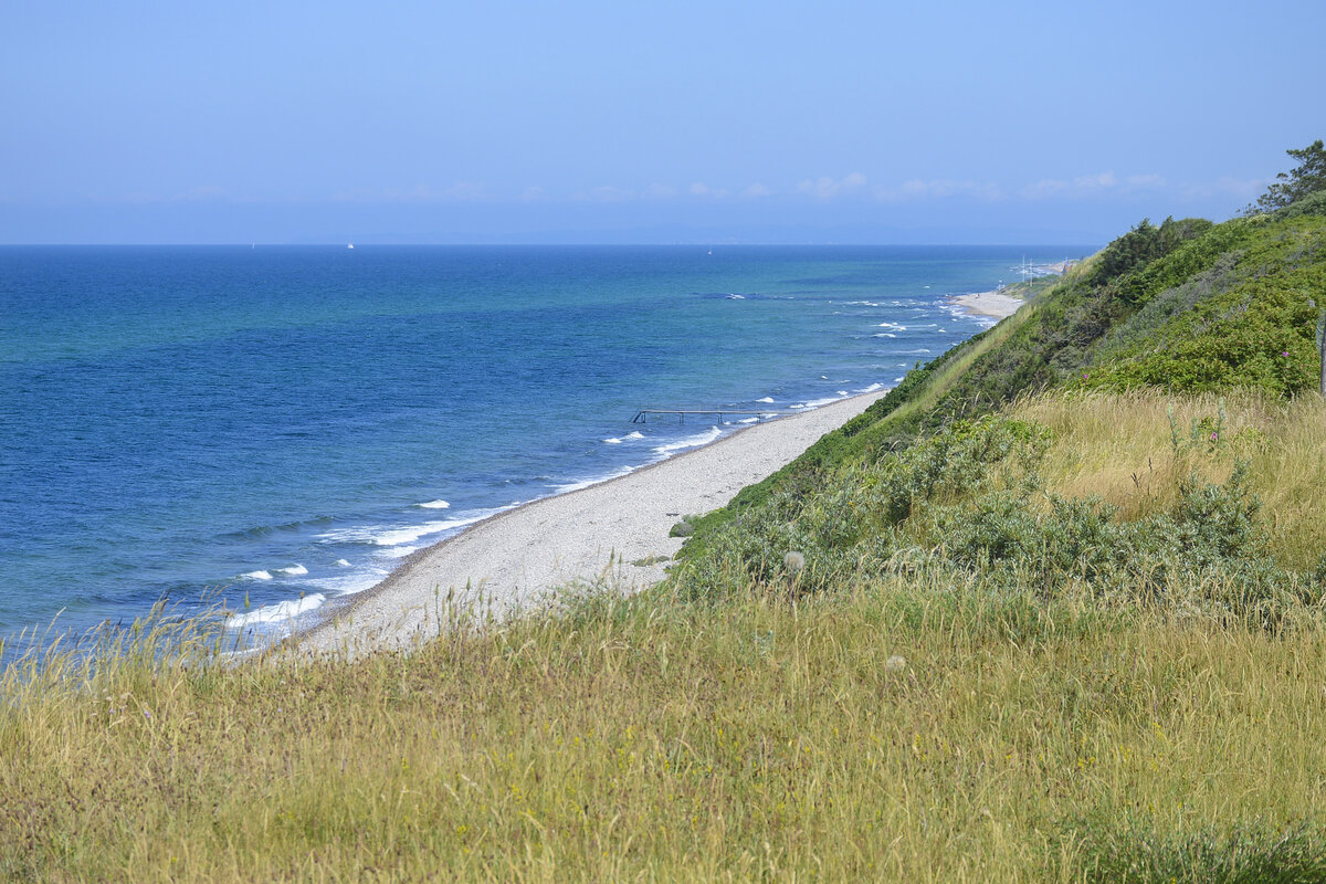 Blick auf Kattegatt vom Naturschutzgebiet Heatherhill zwischen Vejby Strand und Rågeleje, Nordseeland. Aufnahme: 22. Juni 2023.