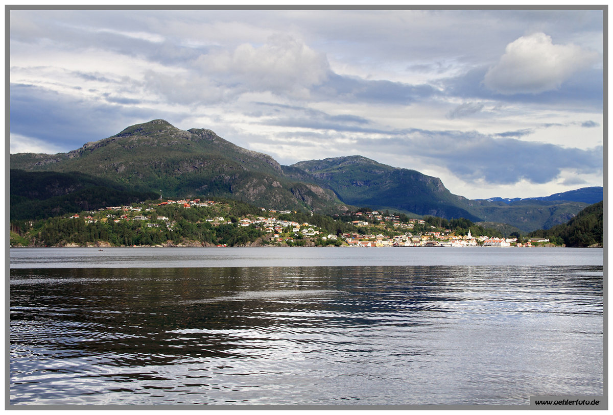 Blick auf die Kleinstadt Sand am Sandsfjord - Aufnahme vom 29.07.2015