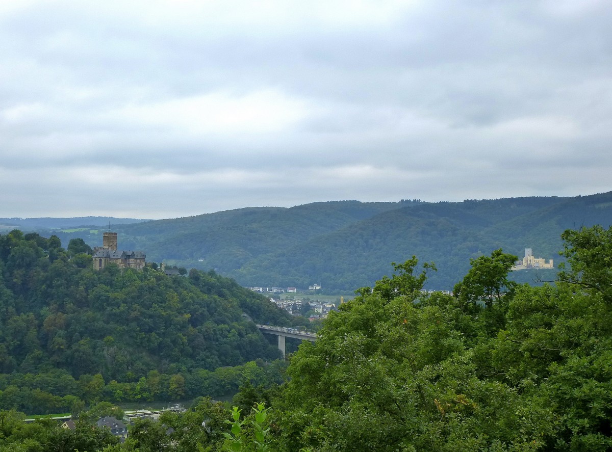 Blick auf das Lahntal mit Burg Lahneck (links), dahinter das Rheintal mit Schlo Stolzenfels (rechts), Sept.2014