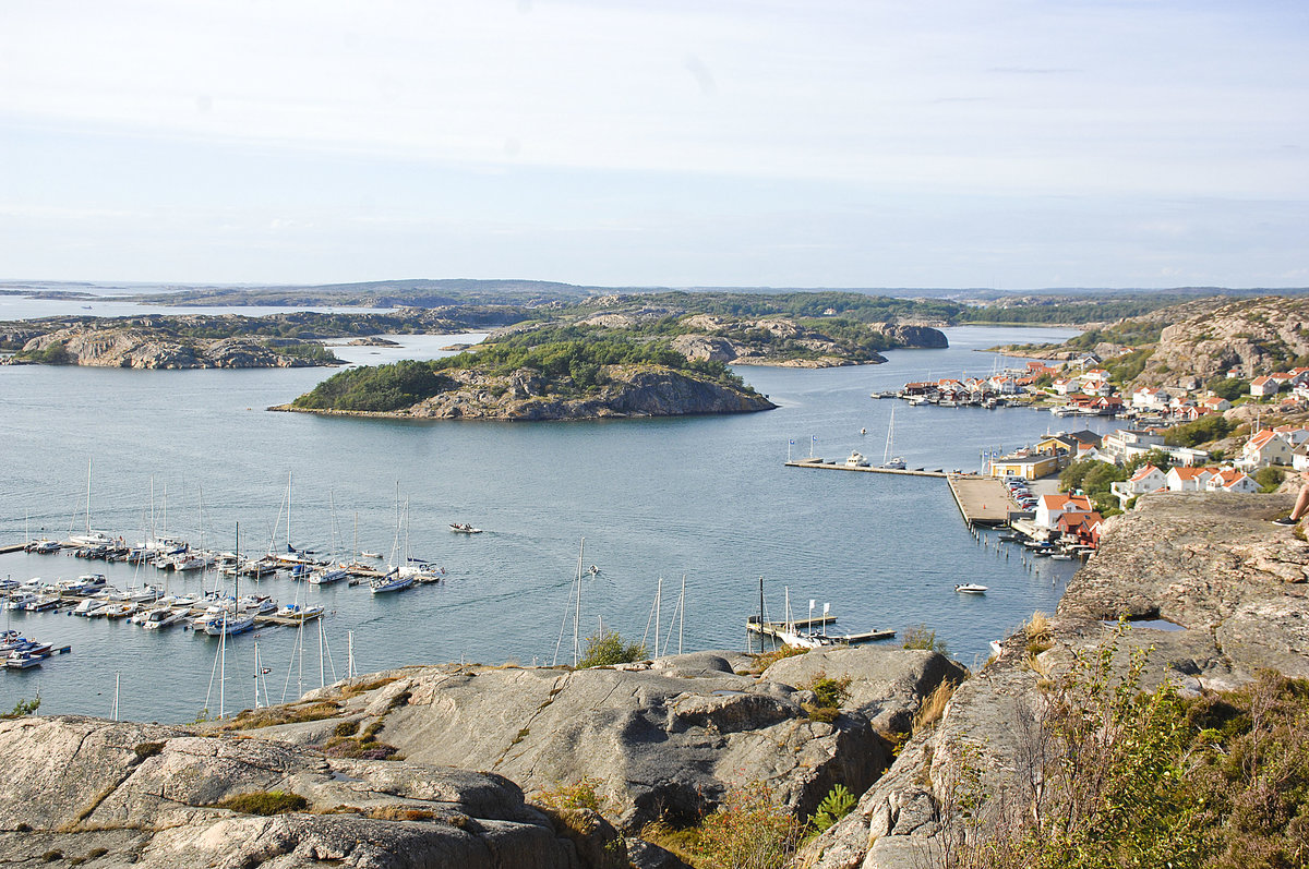 Blick auf Lilla Köttö, Munkholmen, Stora Köttö bzw. Tornholmen und die Stadt Fjällbacka vom Vetteberget. Die Schriftstellerin Camilla Läckberg wurde in Fjällbacka geboren. Auch ihre Kriminalromane spielen in der Gegend ihres Geburtsorts.Die weltberühmte schwedische Schauspielerin Ingrid Bergman machte regelmäßig auf der Insel Danholmen vor Fjällbacka Urlaub
Aufnahme: 1. August 2017.