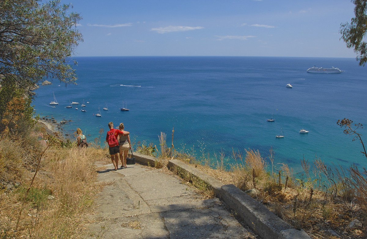 Blick auf das Mittelmeer vom Treppenstieg bei Via Luigi Pirandello in Taormina. Aufnahme: Juli 2013.