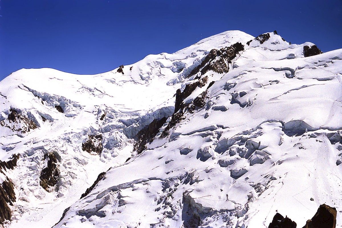 Blick auf Mont Blanc von Aiguille du Midi in den französichen Alpen. Aufnahme: Juli 1986 (digitalisiertes Negativfoto).