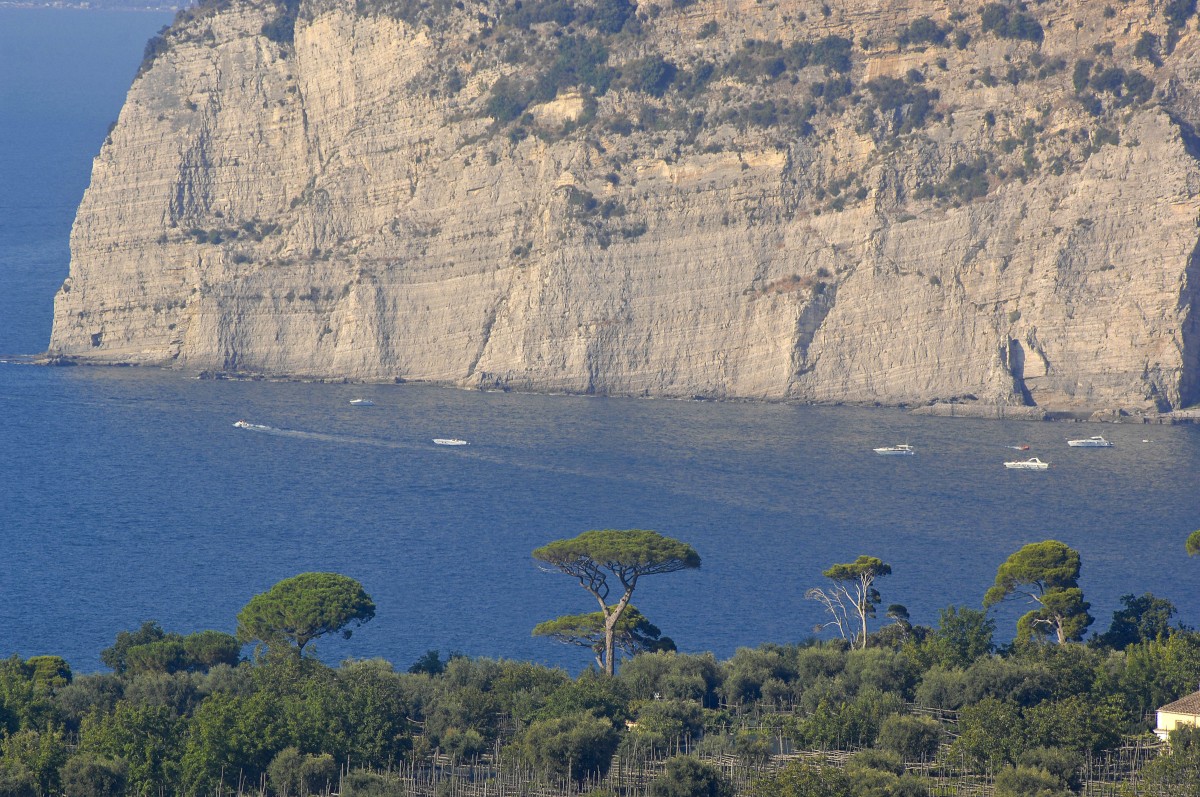 Blick auf den Montechiaro-Felsen und die Bucht bei Sorrent / Sorento. Aufnahme: Juli 2011.