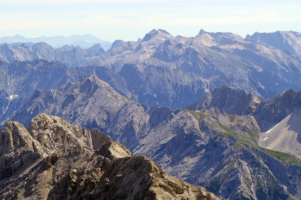 Blick auf  Österreich vom deutschen Teil der Zugspitze. Aufnahme: Juli 2008.