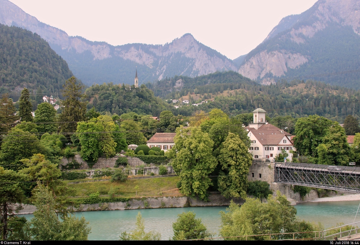 Blick auf den Ort Reichenau (Gemeinde Tamins) im Kanton Graubünden (CH) mit dem Schloss Reichenau.
Hier fließen Vorderrhein und Hinterrhein zusammen.
[10.7.2018 | 16:44 Uhr]