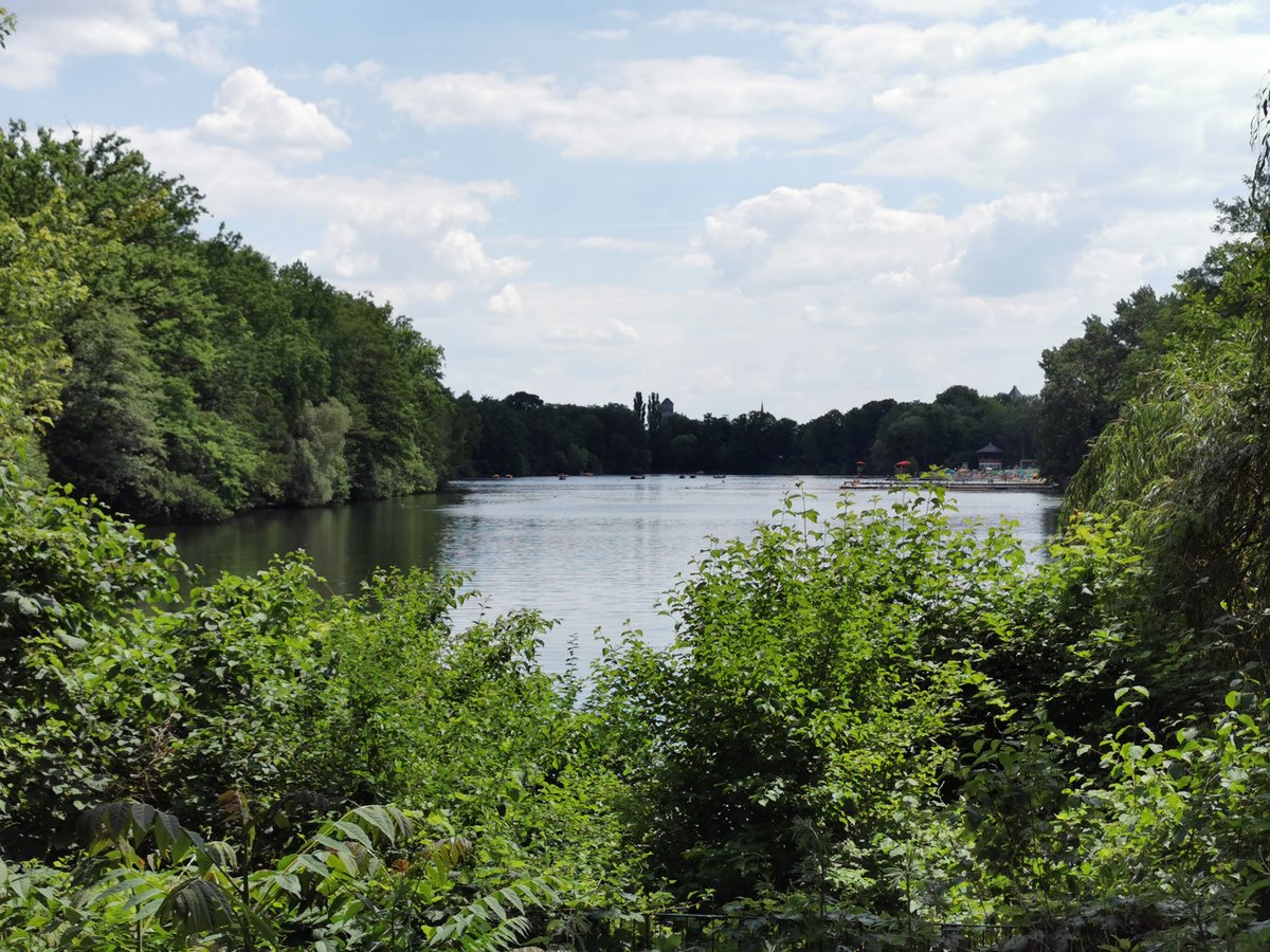 Blick auf den Plötzensee in Berlin mit Freibad auf der rechten Seite. Foto vom 17.06.2020.