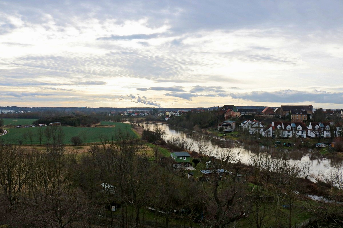 Blick auf die Saale bei Hochwasser im Naturpark  Unteres Saaletal  mit Lettin, einem Stadtteil von Halle (Saale). Aufgenommen von der Aussichtsplattform des BUND Umweltzentrum Franzigmark in Morl. [6.1.2018 | 11:10 Uhr]