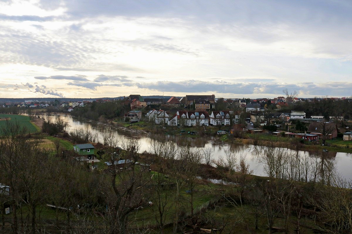 Blick auf die Saale bei Hochwasser im Naturpark  Unteres Saaletal  mit Lettin, einem Stadtteil von Halle (Saale). Aufgenommen von der Aussichtsplattform des BUND Umweltzentrum Franzigmark in Morl. [6.1.2018 | 11:10 Uhr]