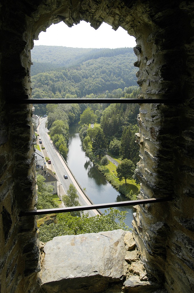 Blick auf die Sauer (in südlicher Richtung) bei Esch-sur-Sûre. Aufnahme: August 2007.