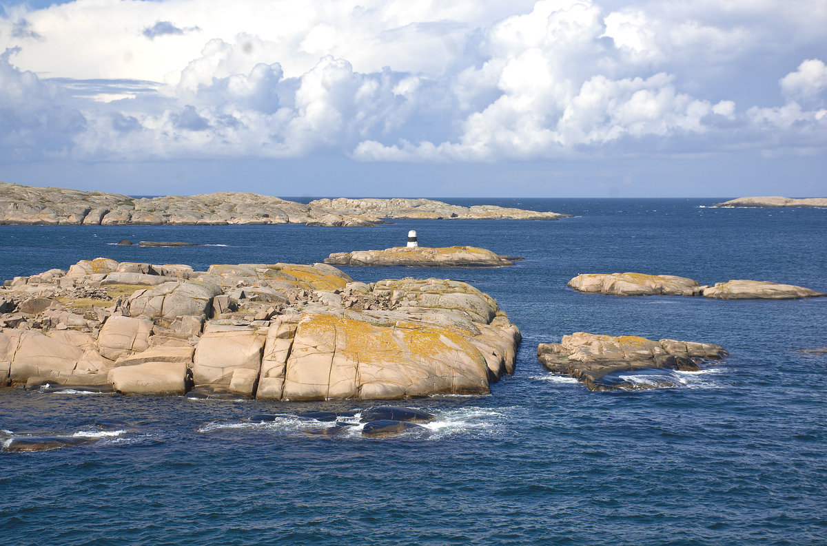 Blick auf die Schärenküste von der Insel Hållö im westlichen Schweden. Der Bohusläner Schärengarten ist ein Schärengarten im Kattegat nördlich der Stadt Göteborg.
Aufnahme: 2. August 2017.