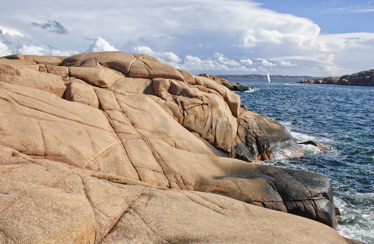 Blick auf die Schärenküste vor Stångehuvud in der Nähe von Lysekil. Aufnahme: 4. August 2017.