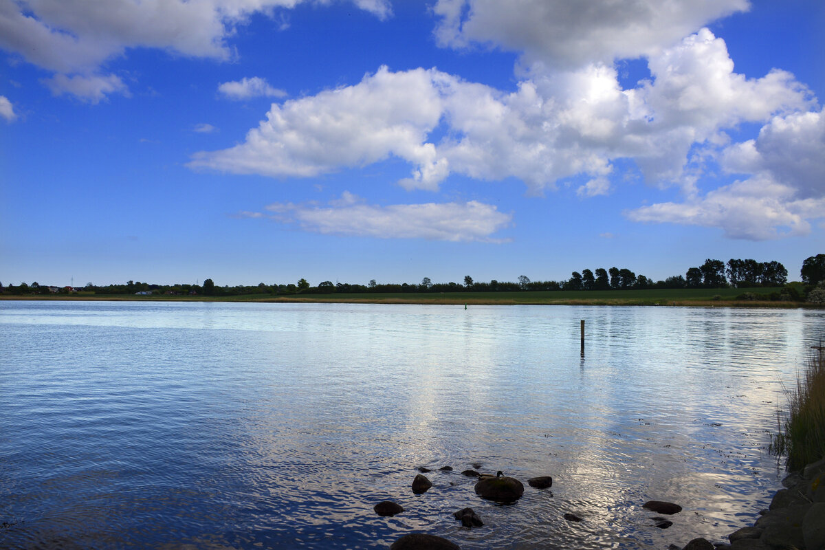 Blick auf die Schlei von der Stadt Arnis (Angeln). Aufnahme: 22. Mai 2022.