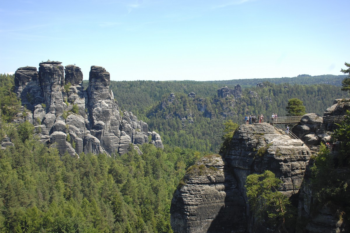 Blick auf Schwarze Säule, Pate und Wehlkopf im Nationalpark Sächsische Schweiz. Aufnahme: Juni 2014.