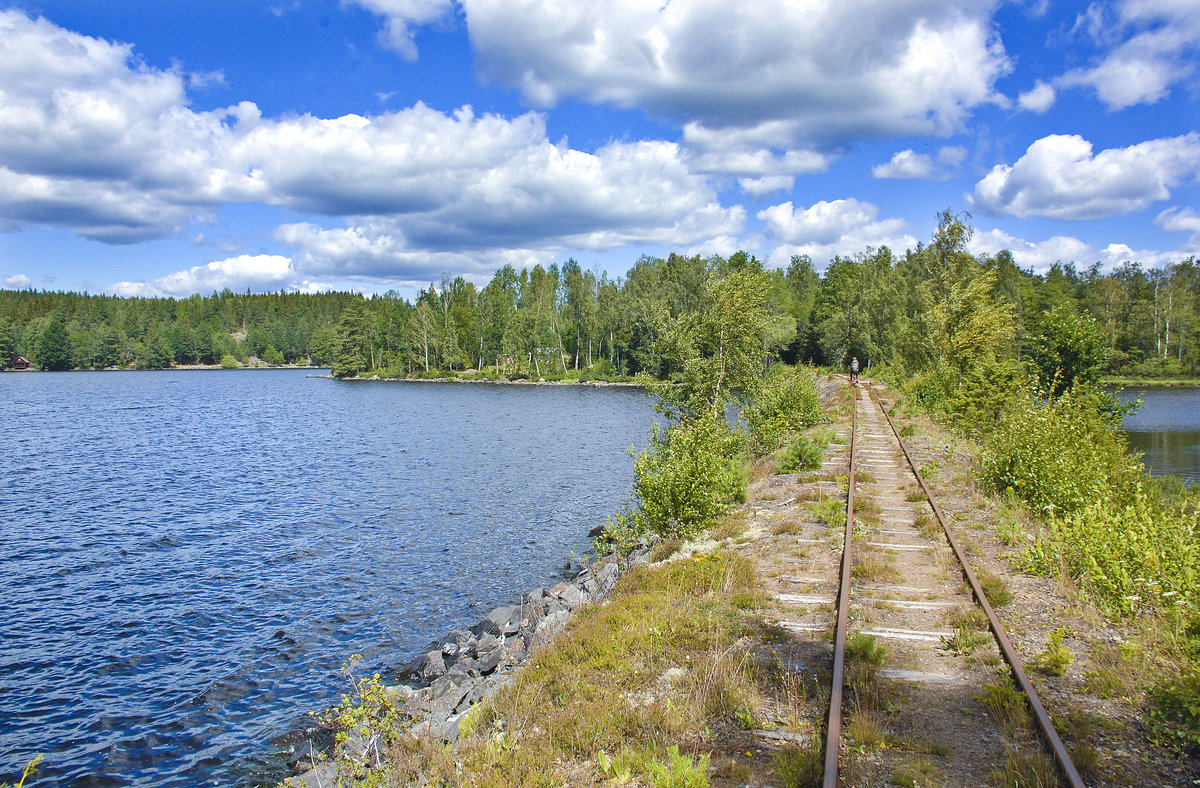 Blick auf den See Hjorten südlich von Virserum in Småland in Schweden.Rechts im Bild ist die Schmalspurbahn Virserum-Åseda zu sehen. Aufnahme: 19. Juli 2017.