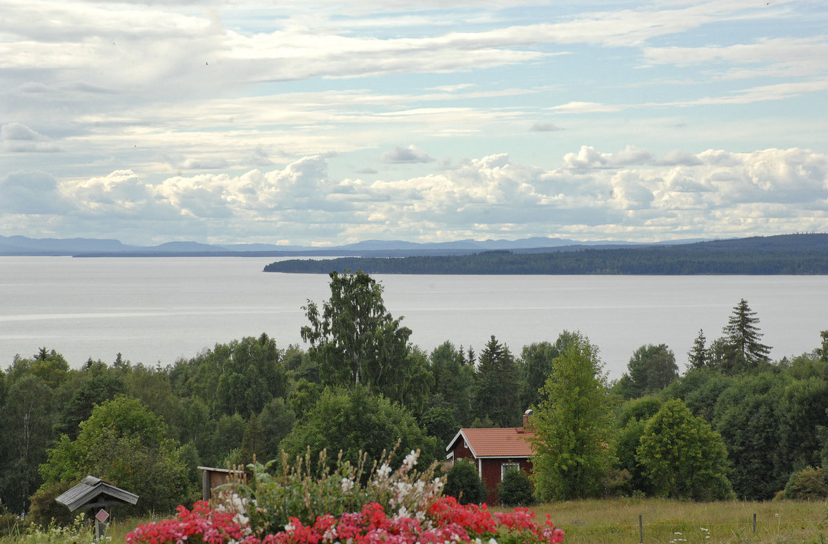 Blick auf den See Siljan vom Tällberg in Dalarna. Die Provinz Dalarna liegt in Mittelschweden und grenzt im Westen an Norwegen und die schwedischen Gebirge. Dalarna gilt allem Anschein nach als noch schwedischer als Abba und Ikea zusammen.
Aufnahme: 30. Juli 2017.