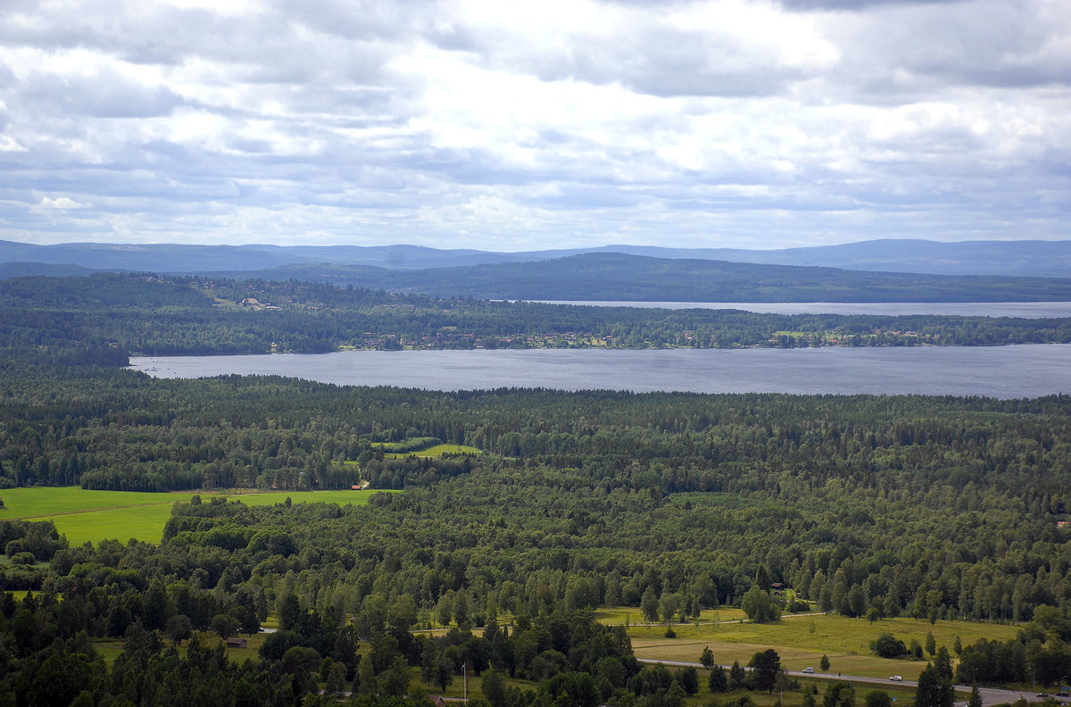 Blick auf den See Siljan vom Turm Vidablick südlich von Rättvik.
Aufnahme: 31. Juli 2017.