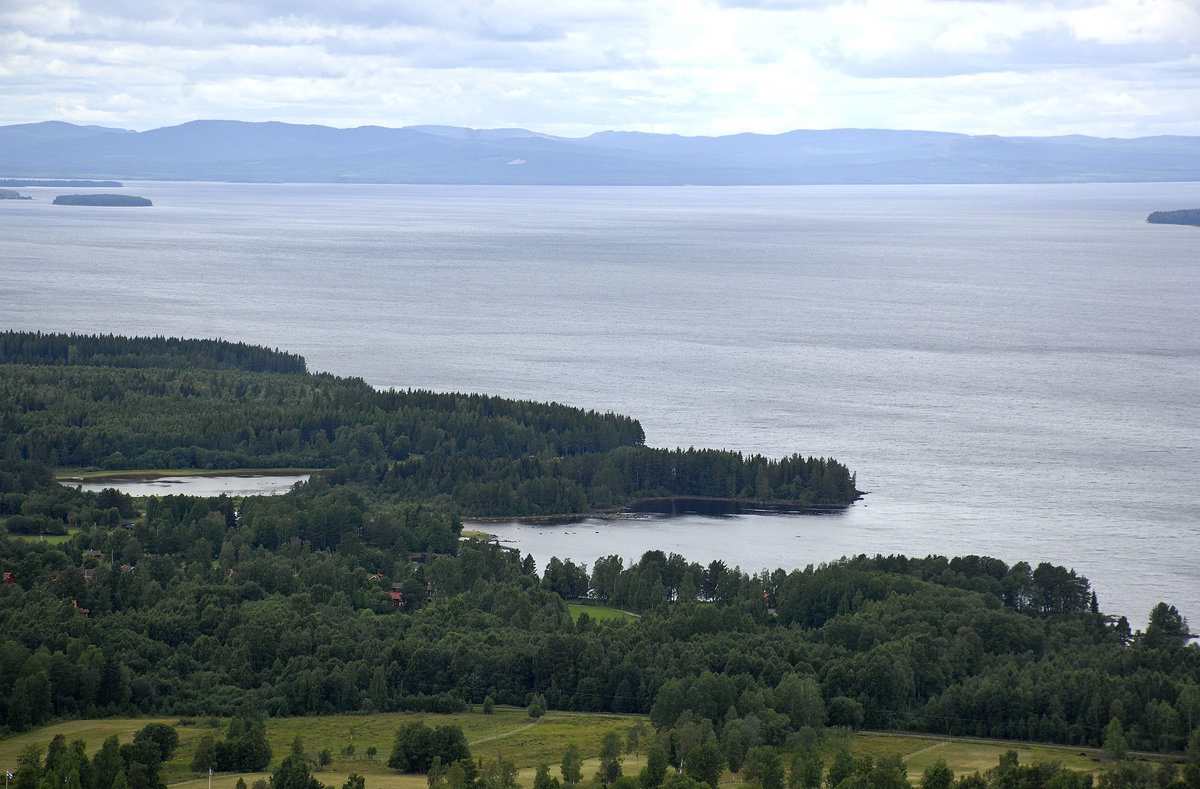 Blick auf den See Siljan vom Turm Vidablick südlich von Rättvik.
Aufnahme: 31. Juli 2017.