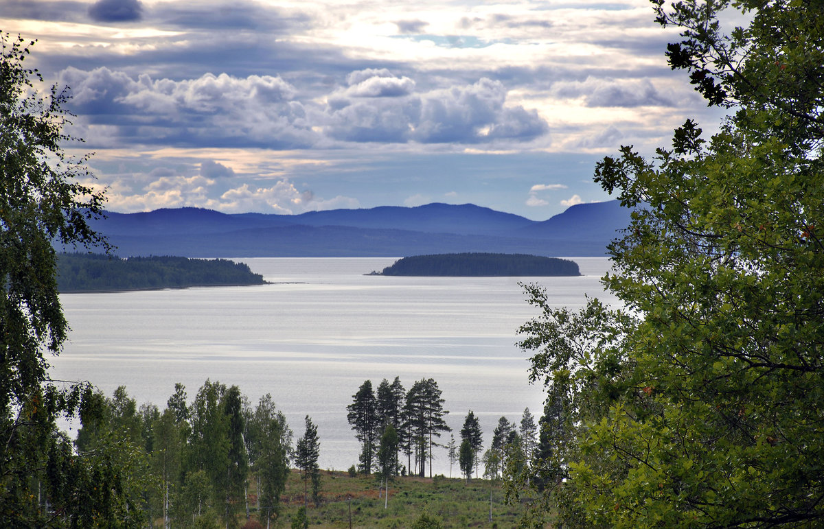 Blick auf den Siljan See vom Strängen in Tällberg. Der Siljan ist der siebtgrößte See Schwedens. Er liegt in der schwedischen Provinz Dalarna. 
Aufnahme: 30. Juli 2017.