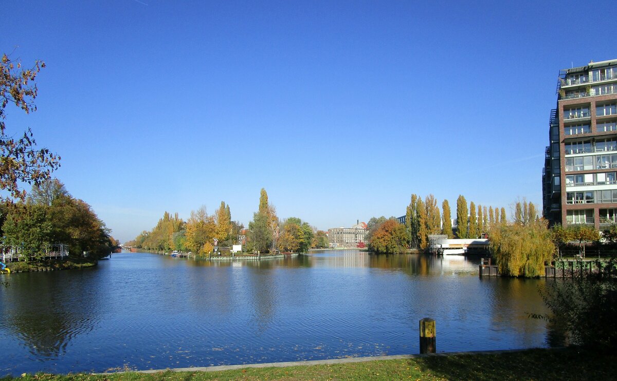 Blick auf das  SPREEKREUZ  am 29.10.2021 in Berlin-Charlottenburg. Links der Charlottenburger Verbindungskanal , in der Mitte die vom Hauptbahnhof kommende Spree und rechts der Landwehrkanal.