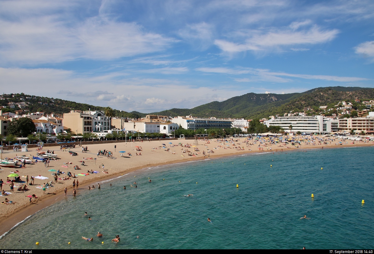 Blick auf den Strand des Seebades Tossa de Mar (E) am Mittelmeer (Costa Brava).
[17.9.2018 | 14:40 Uhr]