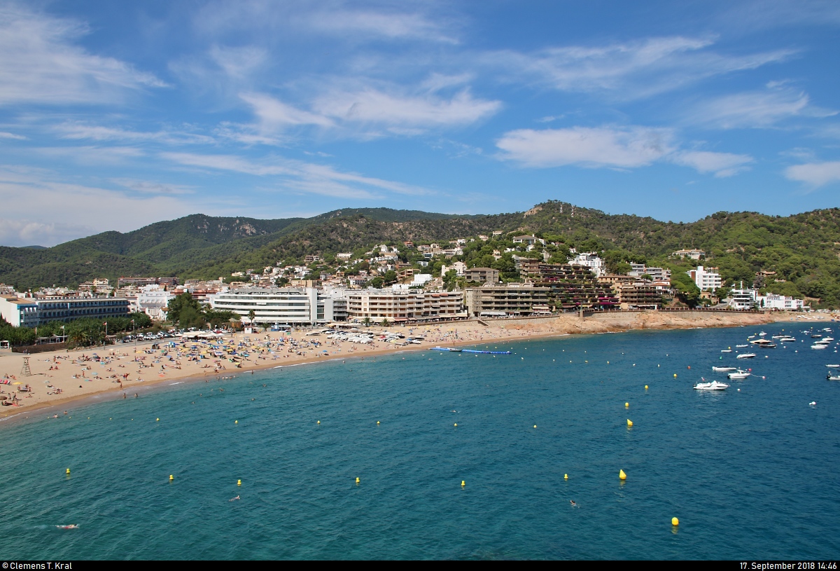 Blick auf den Strand des Seebades Tossa de Mar (E) am Mittelmeer (Costa Brava).
[17.9.2018 | 14:46 Uhr]