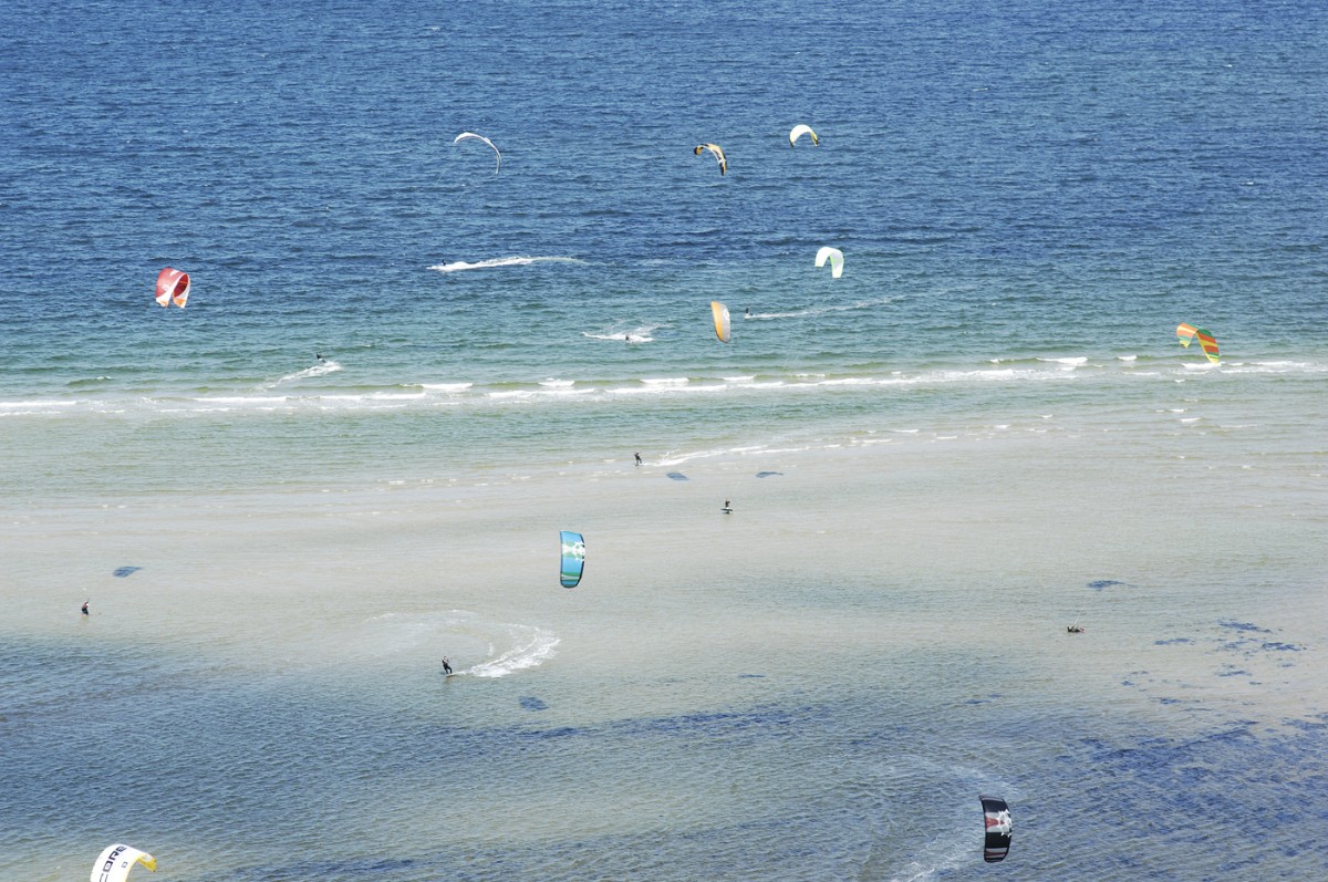 Blick auf Surfer und Gleitschirme an der Kieler Förde vom Turm des Marine-Ehrenmal Laboe. Aufnahme: 22. Mai 2009.