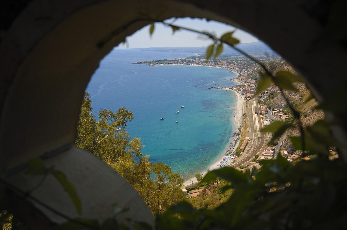 Blick auf Taormina-Giardini vom Pappagalli-Park. Aufnahme: Juli 2013.