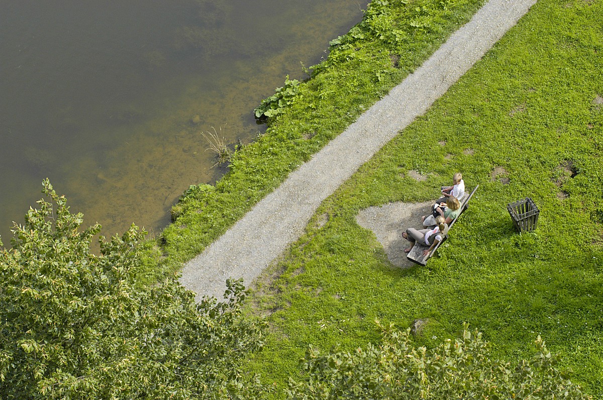 Blick auf Teich und Grasfeld an der Externsteine. Aufnahme: Juli 2007.