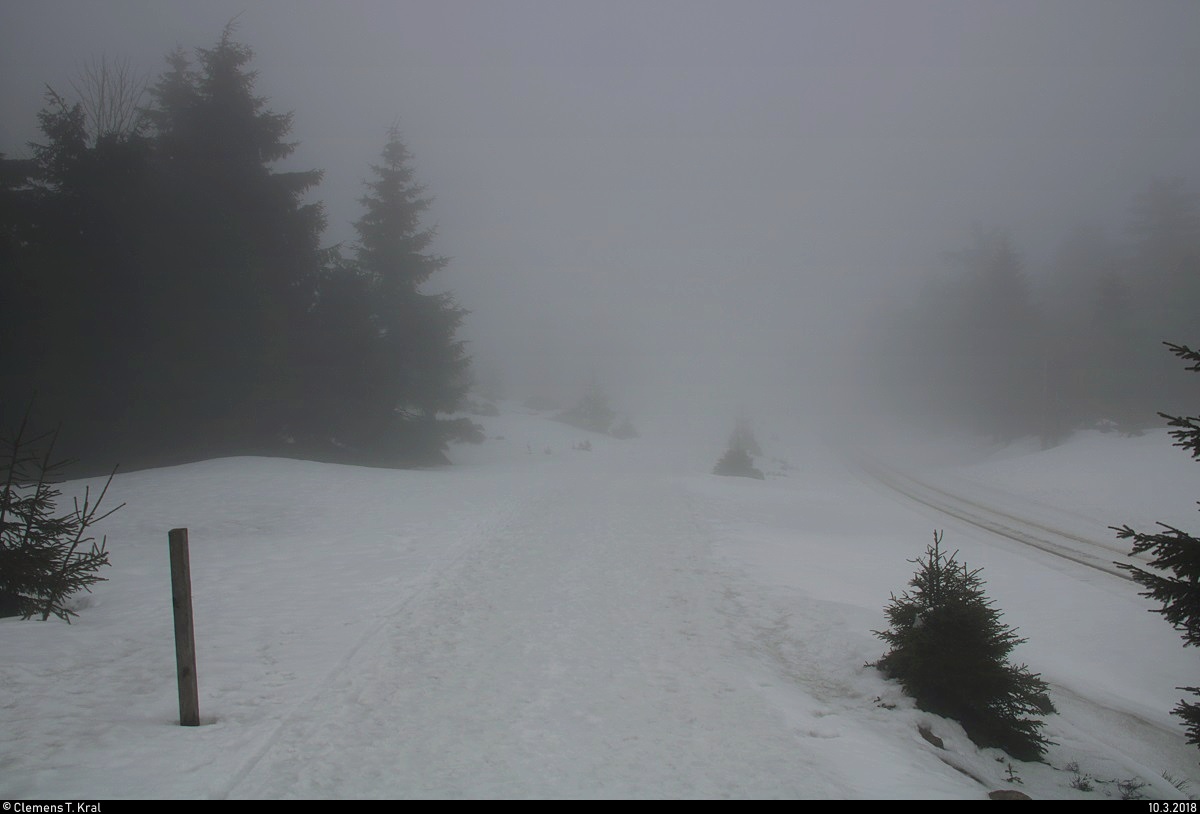 Blick auf den vernebelten Goetheweg beim Brocken. Die Schneedecke war noch sehr hoch, dennoch setzte bereits Tauwetter ein. [10.3.2018 | 13:01 Uhr]