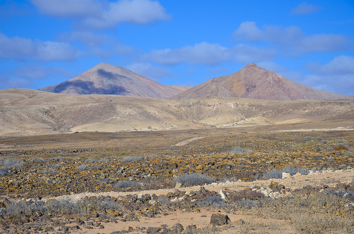 Blick auf den Vulkanbergen südlich von Corralejo auf der Insel Fuerteventura in Spanien. Aufnahme: 18. Oktober 2017.