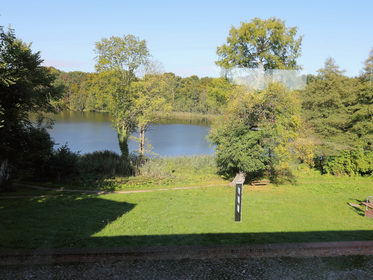 Blick aus der alten Brennerei auf den Groß Behnitzer See in Groß Behnitz (Ortsteil von Nauen - Landkreis Havelland) gesehen vom Landgut A. Borsig  am 30. September 2015. 