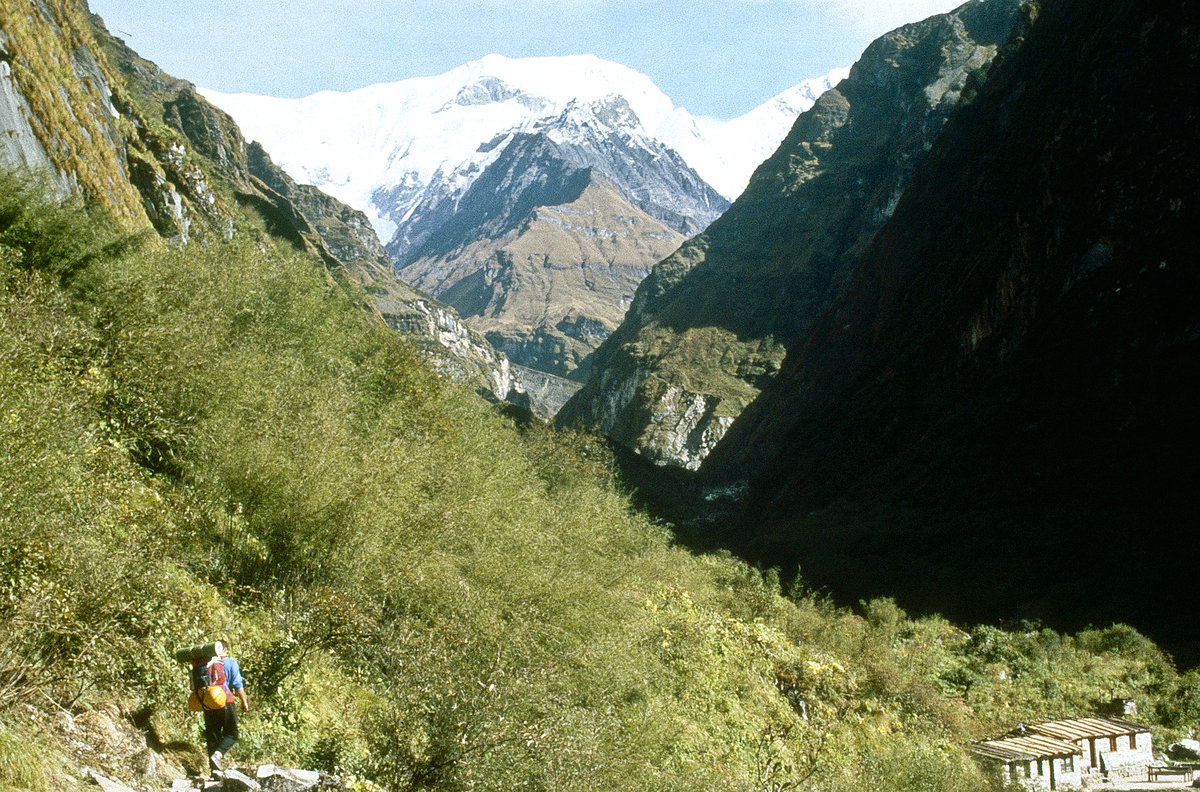 Blick aus das Annapurna-Massiv vom High Camp in Nepal. Bild vom Dia. Aufnahme: September 1988.