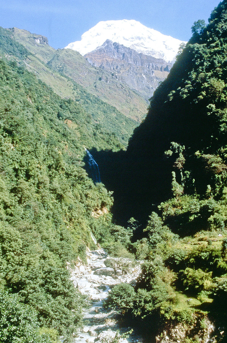 Blick aus das Annapurna-Massiv vom High Camp in Nepal. Bild vom Dia. Aufnahme: September 1988.