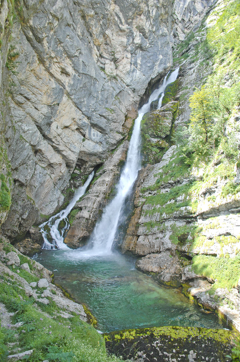 Blick aus dem Aussichtspavillon auf den Wasserfall Slap Savica in Slowenien. Aufnahme: 2. August 2016.