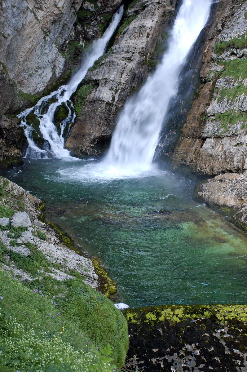 Blick aus dem Aussichtspavillon auf den Wasserfall Slap Savica in Slowenien. Aufnahme: 2. August 2016. 