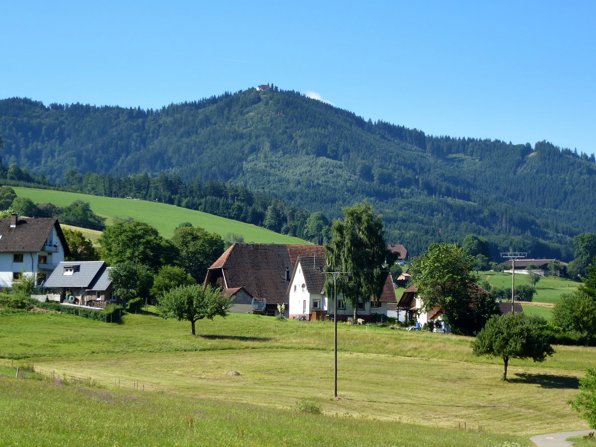 Blick aus dem Elztal zum 906m hohen Hörnliberg mit der Wallfahrtskapelle auf dem Gipfel, Juni 2017